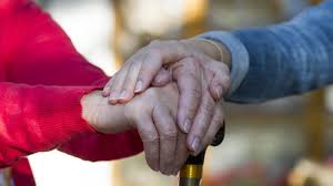 «Розетка за 9 тысяч»: в Красноярске по квартирам стариков снова начали ходить мошенники