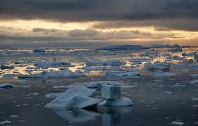 Двое нетрезвых мужчин провалились под лед на реке Кан и утопили снегоход