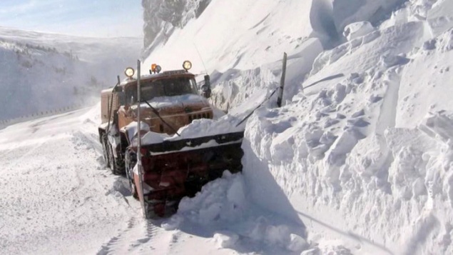 На федеральную трассу в Красноярском крае сошла лавина