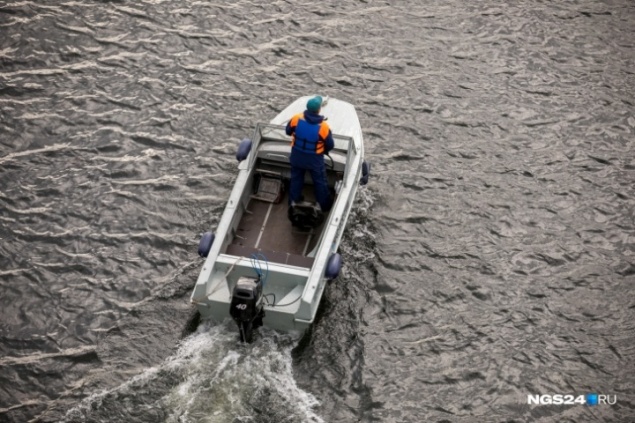 Лодка с четырьмя рыбаками опрокинулась на реке Кантегир