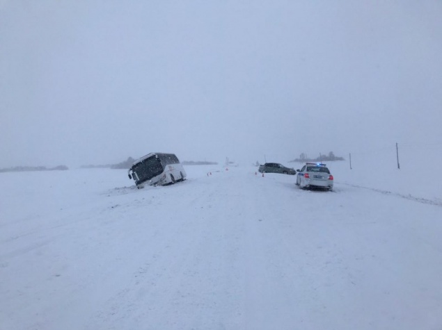 В Шарыповском районе столкнулись пассажирский автобус и легковая машина: пострадал один человек