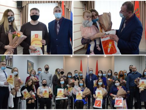 Глава города Александр Токарев вручил сертификаты на улучшение жилищных условий молодым семьям Ачинска