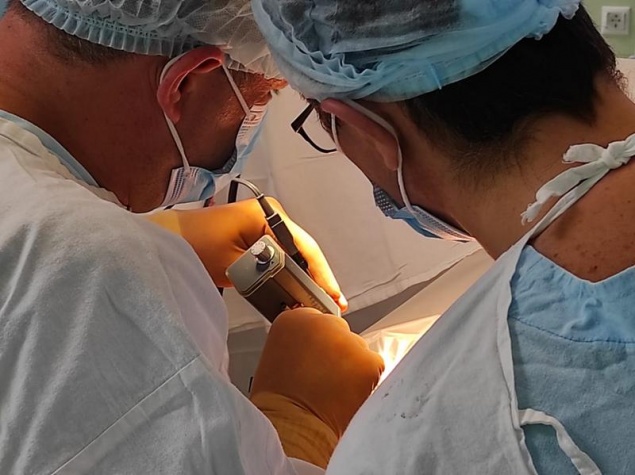 В Красноярске впервые прошла операция по лечению болезни Паркинсона методом вживления электродов в мозг