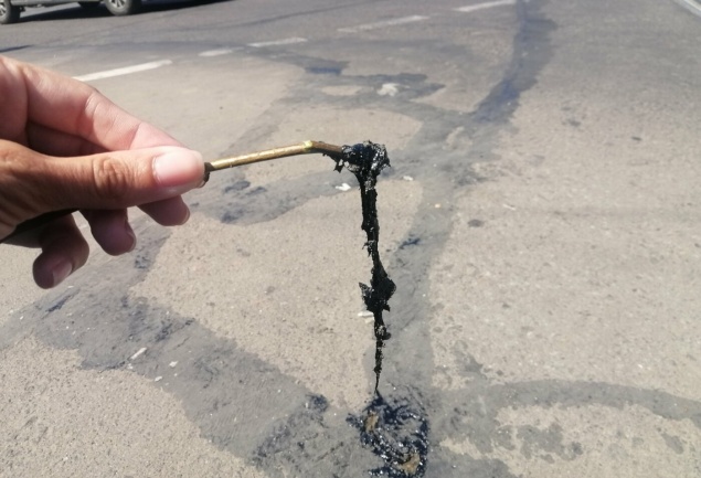 В Москве от жары начал плавиться асфальт