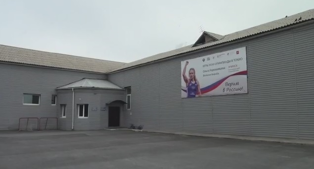 Ачинский депутат проверил качество установки спортивной площадки