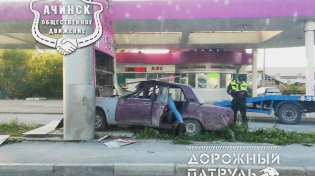 Жигули въехали в автозаправку в Ачинске