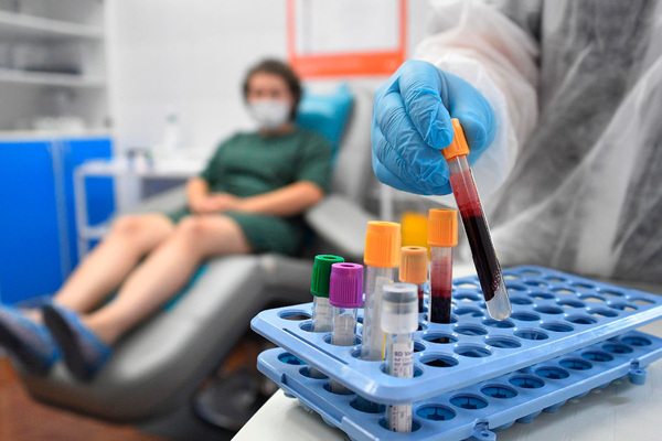 «Он начинает адаптироваться к вакцинам» Ученые нашли новый «мю»-штамм коронавируса. Насколько он опасен для России?