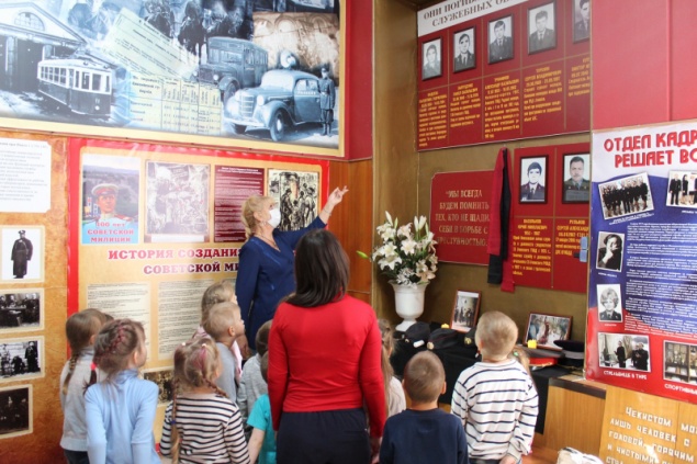 Ачинские дошколята познакомились с историей российской полиции