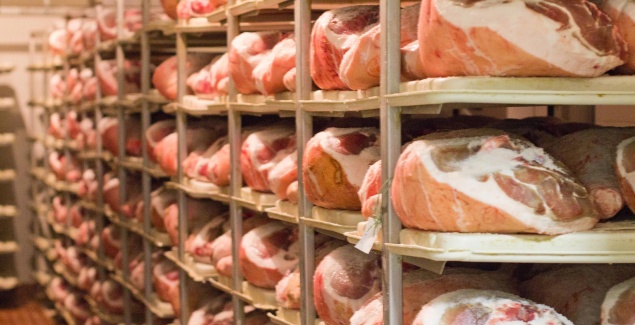 В Ачинске полицейские окончили проверку по материалам СМИ о ненадлежащем хранении мяса на предприятии