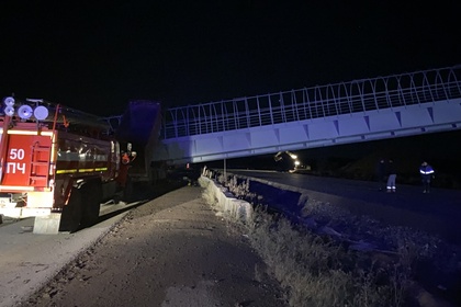 В российском регионе при обрушении пешеходного перехода на машины погибли люди