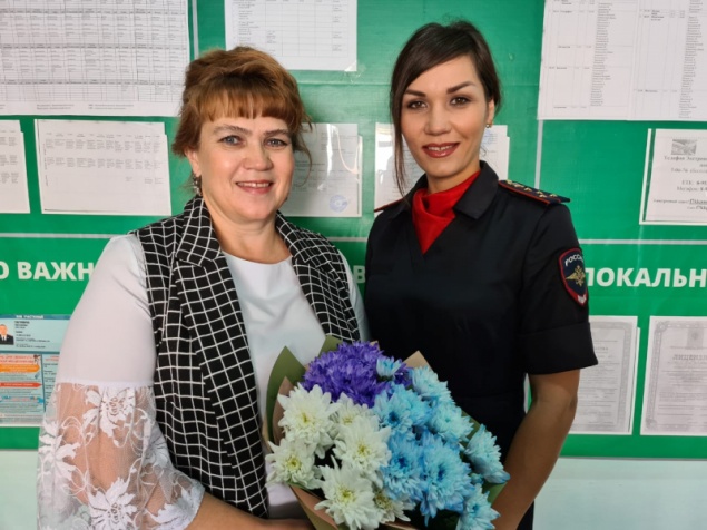 В Ачинске полицейские поздравили своих первых учителей с праздником