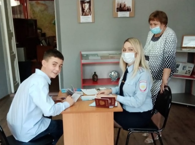 Юным ачинцам в торжественной обстановке вручили паспорта