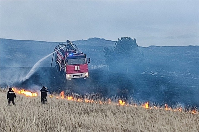 «Фронт огня растянулся на 10 км»: в Хакасии кто-то запалил сухую траву в степи рядом с угольным карьером