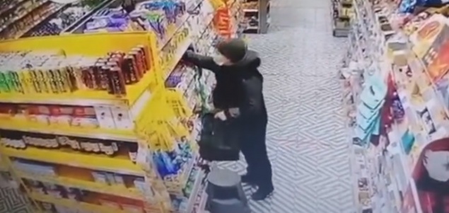 Ачинец за раз украл из магазина почти 50 шоколадок