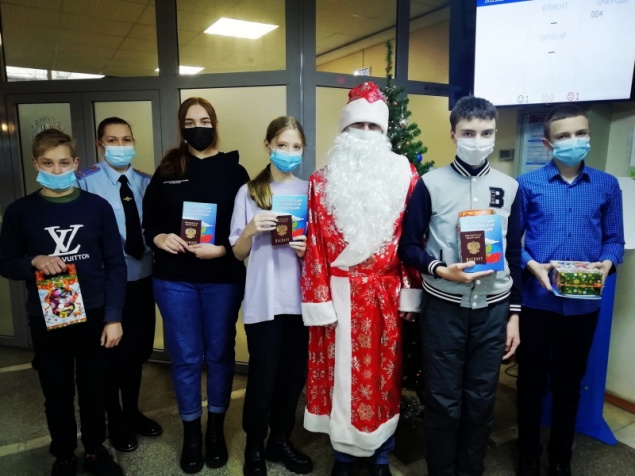 Юные ачинцы получили главный документ из рук Полицейского Дед Мороза