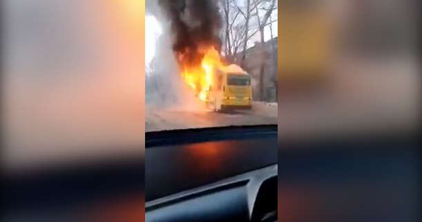 В российском городе загорелся пассажирский автобус