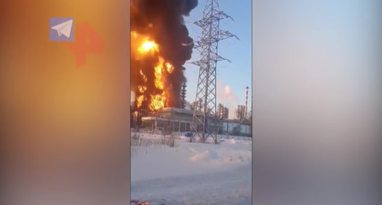 В России загорелся нефтеперерабатывающий завод