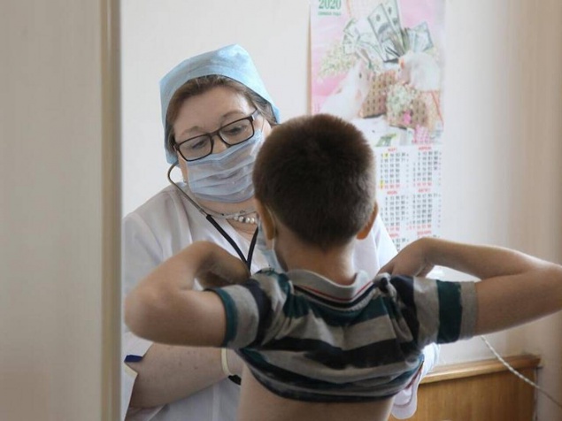 В Роспотребнадзоре предупредили об опасной особенности омикрон-штамма у детей