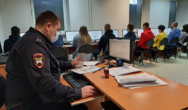 В Ачинске общественник посетил с проверкой подразделение РЭО ГИБДД