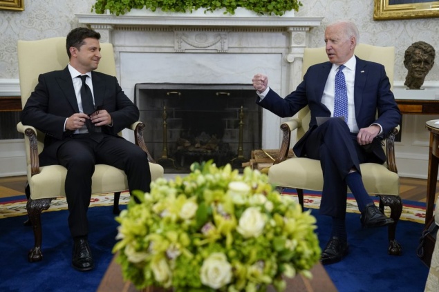 Зеленский пригласил Байдена на Украину