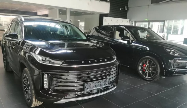 Российские дилеры Porsche начали продавать китайские автомобили. В Казани в салоне официального дилера Porsche предлагают кроссоверы Exeed