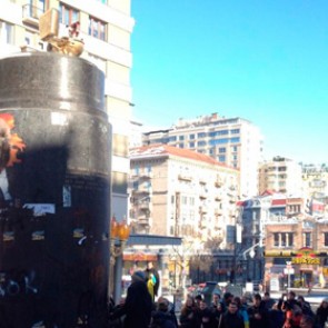 Памятник Ленину в Киеве заменили золотым унитазом