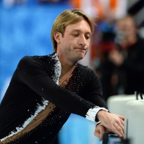 Плющенко удалили четыре винта из позвоночника