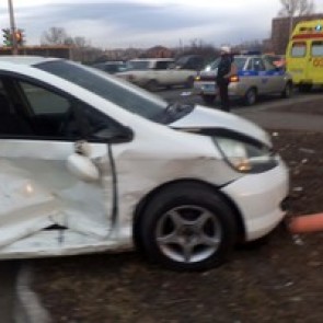 Автомобилистка в Абакане устроила ДТП с пострадавшими и повредила светофор