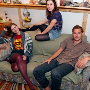 Компания друзей нашла в старом диване 40 тысяч долларов