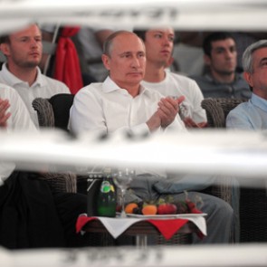 Путин помог подняться выпавшему с татами российскому самбисту