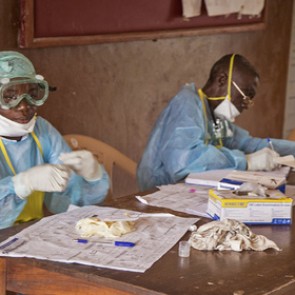 Либерия получит экспериментальную вакцину от лихорадки Эбола