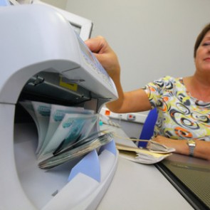 Долги по зарплате предложили выплачивать с процентами