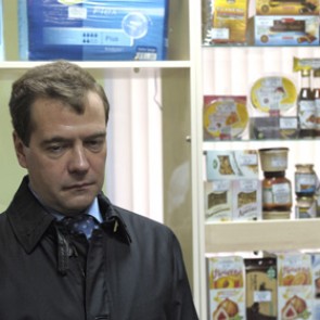 Медведев предложил продавать спиртосодержащие лекарства по рецептам