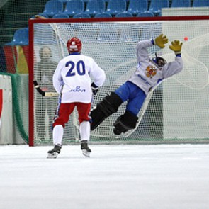Российский ЧМ-2015 по бенди покажут при помощи камер на шлемах игроков