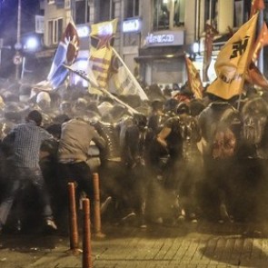 Власти Турции ввели комендантский час