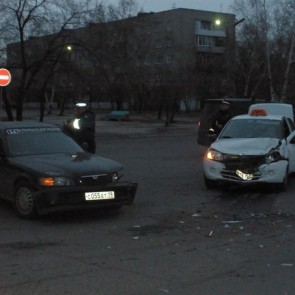 В Хакасии трехлетний пассажир такси пострадал в ДТП по дороге в детский сад