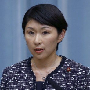 Министр экономики Японии ушла в отставку из-за расходов на макияж