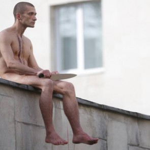 Художник Павленский отрезал мочку уха на крыше института Сербского