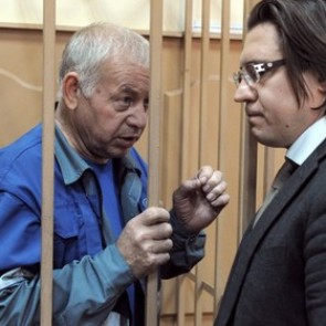 На пути самолета президента Total оказались сразу два снегоуборщика