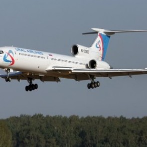 В аэропорту Екатеринбурга лайнер столкнулся с погрузчиком