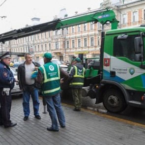 В Думе предложили уведомлять водителей об эвакуации машин с помощью SMS