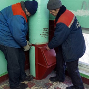 Житель Казани проехал 16 этажей по мусоропроводу во время пожара