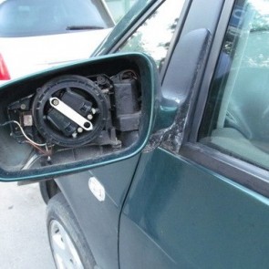 Абаканец разгромил припаркованные во дворе иномарки