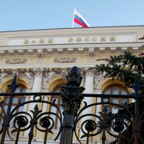 ЦБ лишил лицензий два банка