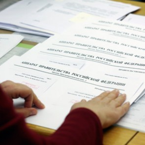 Повышение зарплат бюджетникам приостановят в 2015 году