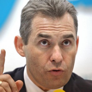 Астахов предложил отбирать детей у беспечных родителей