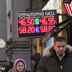 Официальный курс евро приблизился к 58 рублям