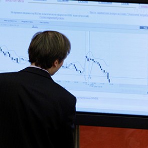 Рубль подешевел к доллару и евро на фоне решения ОПЕК