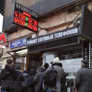 Курс доллара упал ниже 51 рубля