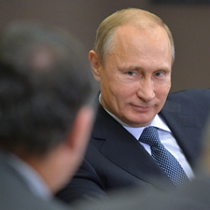 Путин заморозил зарплаты чиновников до 2016 года